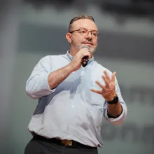 Alejandro Benavides, CEO of Meddyg, speaking at a digital health event.